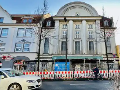 Zum Schutz vor herabfallenden Teilen hat die Stadt den Bereich vor dem Wallkino abgesperrt. Fu&szlig;g&auml;nger m&uuml;ssen einen weiten Umweg in Kauf nehmen, Radfahrer auf die viel befahrene Stra&szlig;e ausweichen.