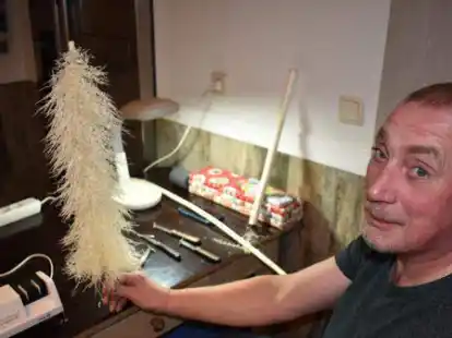 Bis zu zwei Stunden braucht G&uuml;nther Behrens, um einen Ast abzuziehen.