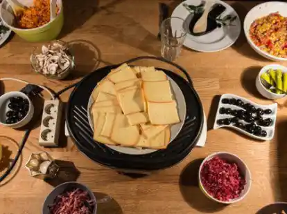 Raclette ist ein beliebtes Essen an Silvester. Patrick Seeger/
