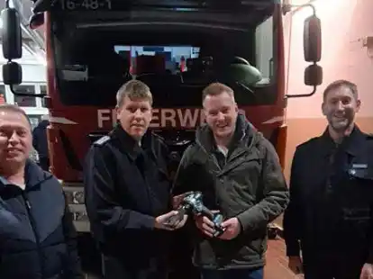 <p>Die Firma Farben Cramer aus Hohenkirchen hat dem F&ouml;rderverein zu Weihnachten eine Sachspende in Form einer Verbundglasschere (Glas-Ex-Turbo, Firma Weber Rescue) &uuml;bergeben. v.l. Carsten Rohlfs (Vorsitzender F&ouml;rderverein), Eike Eilers (Ortsbrandmeister), Jens Cramer (Farben Cramer), Holger Leichter (stellv. Ortsbrandmeister).  </p>