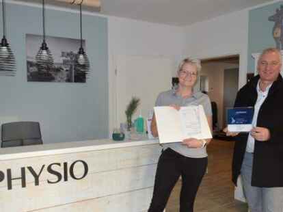 Inhaberin Karin Ostendorf freut sich &uuml;ber den KMU-F&ouml;rderbescheid, den ihr B&uuml;rgermeister Michael Kramer &uuml;berreicht hat.