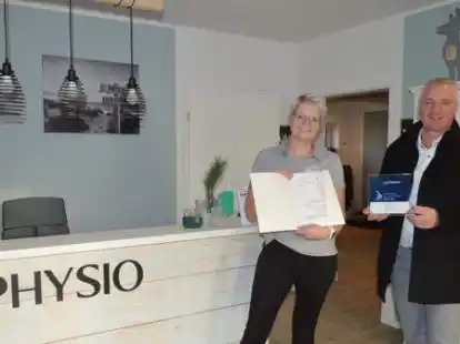 Inhaberin Karin Ostendorf freut sich &uuml;ber den KMU-F&ouml;rderbescheid, den ihr B&uuml;rgermeister Michael Kramer &uuml;berreicht hat.