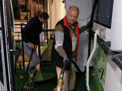 Helfer des Feuerschiff-Vereins beim Absaugen des verschmutzten Wassers aus dem Maschinenraum.