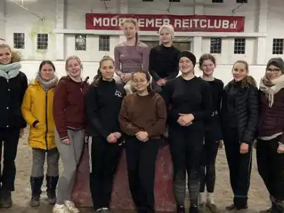 Die Voltigier-Weltmeisterin Kathrin Sarah Meyer (links) gab beim Moorriemer Reitklub einen Lehrgang.