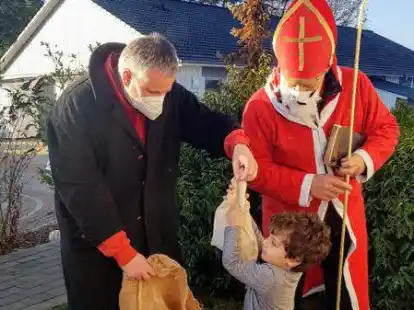 Patrick Klusmann und Michael Munzel verteilten in der Adventszeit s&uuml;&szlig;e Geschenke an die Kinder des Sandkruger Freitagstreffs.