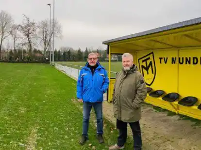 Die Vereinsfarben des TV Munderloh erinnern stark an einen Bundesliga-Verein. „Ich war immer Borussia-Fan“, gibt Ehrenvorsitzender Erwin Reil (links) zu, der die Farben beim Aufbau der Fußballsparte ausgesucht hatte; rechts: 1. Vorsitzender Jürgen Lueken.
