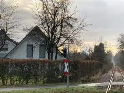 Viele H&auml;user - wie hier im Bereich Blexener Stra&szlig;e/Bether Stra&szlig;e in Cloppenburg - liegen direkt am Bahngleis.