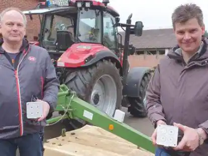 Ingo Wachtendorf (links) und J&ouml;rn Wragge freuen sich, dass fast alle Gr&uuml;nlandbauern aus der Gemeinde Hude bei der Sammelbestellung der Wildtierretter mitgemacht haben.
