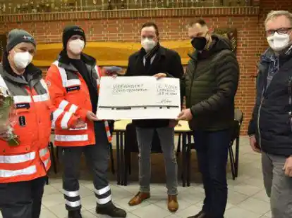 Eine Spende f&uuml;r das DRK-Team: (v.l.) Johanna Fokken, Alexander Schwoon, Jens Klaassen, Martin Gronewold und J&ouml;rg Appel.