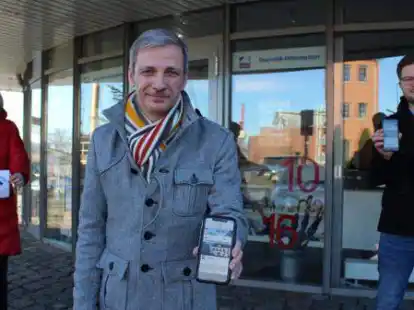 <p>B&uuml;rgermeisterin Brigitte Fuchs, Thorsten Maa&szlig;en von The Cloud Networks Germany und Jonas Damke von der Stadtverwaltung freuen sich, den Elsfletherinnen und Elsflethern nun an acht verschiedenen Pl&auml;tzen freies WLAN bieten zu k&ouml;nnen.</p>