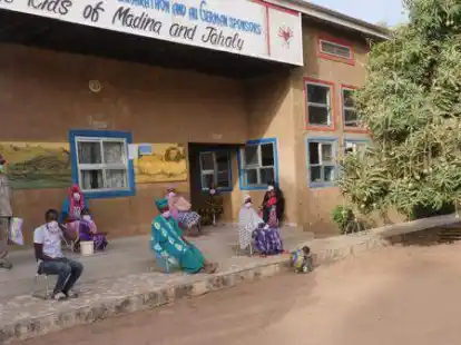 Nicht ohne Maske: Patienten waren an der Buschklinik in Jahaly/Gambia.