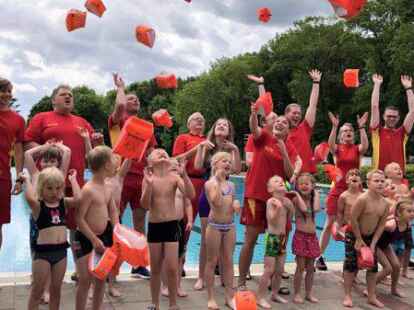 Dreharbeiten im Sommer im H&ouml;ssenbad: Nach rund sechs Monaten ist das Musikvideo mit &bdquo;Bademeister Schaluppke&ldquo; nun fertig.