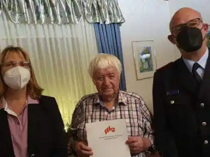 Eine Ehrung zuhause: B&uuml;rgermeisterin Hilke Looden, Leonhard Lessen und der Stv. Ortsbrandmeister Richard Hieronimus.