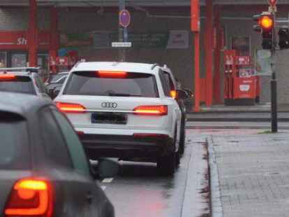 Man d&uuml;rfte als Radfahrer trotz roter Ampel rechts abbiegen und auf dem Radweg entlang der Auricher Stra&szlig;e weiterfahren. Aber wie kommt man an den wartenden Pkw vorbei?