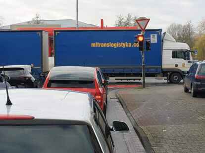 An einem anderen Tag fotografiert &ndash; wieder kein Durchkommen an der Eggenastra&szlig;e. Auch die Auffahrt auf den B&uuml;rgersteig ist blockiert. Sie zu nutzen, ist allerdings verboten.