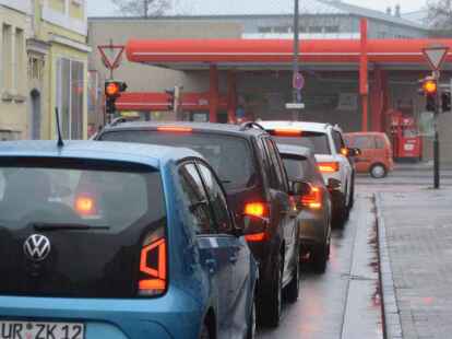 Wieder Eggenastra&szlig;e: Die Schlange der wartenden Autos ist nun noch l&auml;nger. Die Blockade des Schutzstreifens f&uuml;r Radfahrer ist nicht erlaubt, ergibt sich an dieser Stelle aber zwangsl&auml;ufig: Autofahrer d&uuml;rfen links und rechts abbiegen, stehen deshalb vor der Ampel oft nebeneinander.