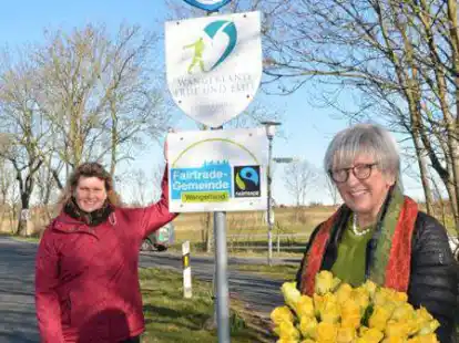 Anke M&uuml;ller und Lilli Niehoff leben den Fairtrade-Gedanken: Im M&auml;rz wurden an den Gemeindegrenzen Fairtrade-Schilder angebracht.
