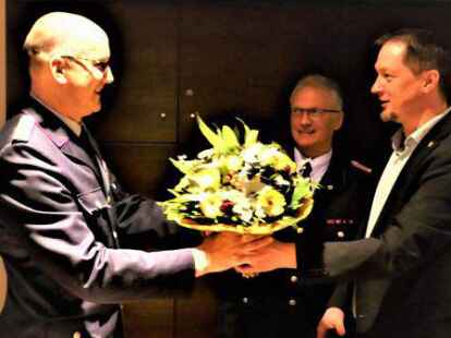 B&uuml;rgermeister Sascha Stolorz (rechts) gratuliert Gemeindebrandmeister Torsten Schattschneider (links) im Beisein des stellvertretenden Gemeindebrandmeisters Holger Meyer (Mitte) zu seiner Wiederwahl.