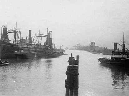 Das Arbeitsumfeld des Erz&auml;hlers w&auml;hrend seiner Lehrzeit: Blick in den Hafen der 1960er Jahre.