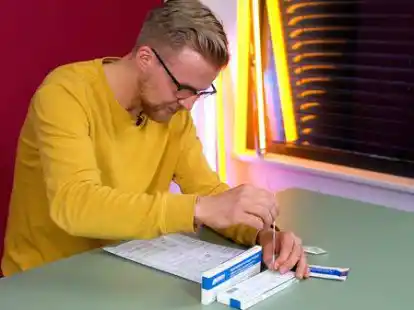 War im M&auml;rz noch neu: NWZ-Mitarbeiter Max Stoyke testete einen Corona-Schnelltest f&uuml;r zu Hause.