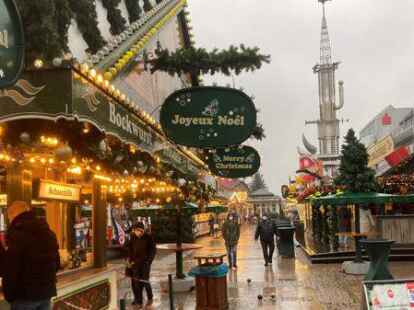 Der &bdquo;Weihnachtszauber&ldquo; im Regen. Am letzten Tag wollten es die Schausteller und Kaufleute noch mal richtig krachen lassen, aber der Dauer-Niesel machte diese Pl&auml;ne zunichte.