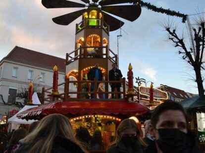 Die Er&ouml;ffnung des Weihnachtsmarktes in Aurich Ende November: Udo Hippen vom Kaufm&auml;nnischen Verein mit B&uuml;rgermeister Horst Feddermann auf der Weihnachtspyramide. Bild: Annika Schmidt