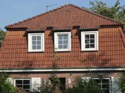 Wurde abgerissen: die geschichtstr&auml;chtige Villa an der Stra&szlig;e Unter den Eichen in Bad Zwischenahn. Beim Abbruch soll das Auto einer Nachbarin durch eine herunterfallende Dachpfanne besch&auml;digt worden sein.