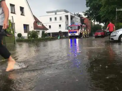 Starkregen in Oldenburg: Zahlreiche Stra&szlig;en, wie hier die Junkerburg, standen am 5. Juni komplett unter Wasser.