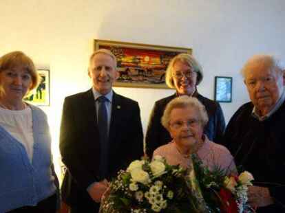 Das Gnadenhochzeitspaar Hannelore und Richard Kloth (vorne rechts im Bild) freute sich &uuml;ber die Gl&uuml;ckw&uuml;nsche von Ratsfrau Maria B&ouml;ckmann (von links), B&uuml;rgermeister Alfred Kuhlmann sowie der stellvertretenden Landr&auml;tin Martina Spille.