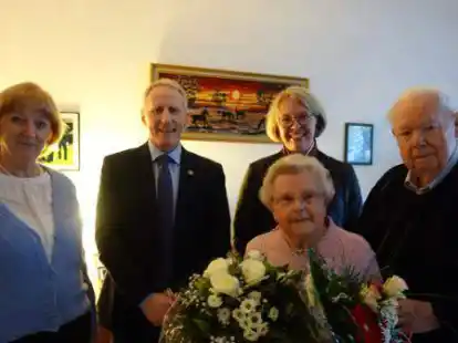 Das Gnadenhochzeitspaar Hannelore und Richard Kloth (vorne rechts im Bild) freute sich &uuml;ber die Gl&uuml;ckw&uuml;nsche von Ratsfrau Maria B&ouml;ckmann (von links), B&uuml;rgermeister Alfred Kuhlmann sowie der stellvertretenden Landr&auml;tin Martina Spille.