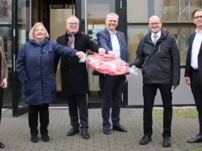 Zur symbolischen Schl&uuml;ssel&uuml;bergabe waren (von links) B&uuml;rgermeisterin Brigitte Fuchs, Dekanin Prof. Dr. Barbara Brucke, Hochschulpr&auml;sident Prof. Dr. Manfred Weisensee, der Nieders&auml;chsische Minister f&uuml;r Wissenschaft und Kultur Bj&ouml;rn Th&uuml;mler, Dezernent Maik M&ouml;llers und Landrat Stephan Siefken gekommen.