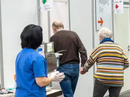 Nach 127.000 Erst- und Zweitimpfungen war im Impfzentrum  in den Weser-Ems-Hallen Schluss: Eine Entscheidung des Landes, die von Oberb&uuml;rgermeister J&uuml;rgen Krogmann bedauert wurde.
