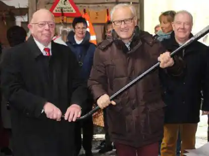 Patrick Martin (rechts) ist mit seiner Familie ein gern gesehener Gast in Stadland. Das Foto zeigt ihn mit dem CDU-Fraktionsvorsitzenden G&uuml;nter Busch an einer Apfelpresse.