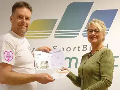 Zwei goldene Abzeichen und zwei Familienurkunden &uuml;berreichte Kerstin Ludwig an OTV-Obmann Jens Albrecht.