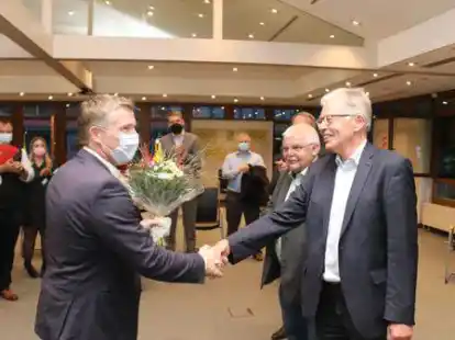 Am Abend der Kommunalwahl im Wildeshauser Kreishaus: Der frisch gew&auml;hlte Landrat Christian Pundt (links) nimmt die Gl&uuml;ckw&uuml;nsche von seinem Vorg&auml;nger Carsten Harings (rechts) und dem Kreistagsvorsitzenden Hartmut Post (dahinter) entgegen.