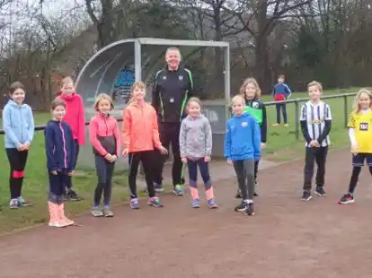 Diese Sch&uuml;lerinnen und Sch&uuml;ler der 4. Klasse der Grundschule Harpstedt, mit Konrektor Woldemar Schilberg in der Mitte, liefen zwei Kilometer beim Silvesterlauf.