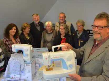 Erich und Monika Kurzawski (4. u. 5. von links) waren 2015 im Projekt &bdquo;N&auml;hstube&ldquo; dabei.