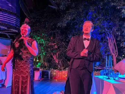 Miss Sophie (Pascal Stenzel) &ndash; hier mit James (Nils Gr&uuml;nberg) ist ein echtes Sahnest&uuml;ck.