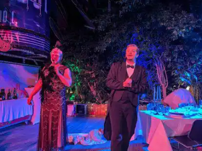 Miss Sophie (Pascal Stenzel) &ndash; hier mit James (Nils Gr&uuml;nberg) ist ein echtes Sahnest&uuml;ck.