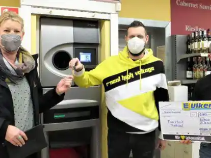 Nicole Ortel, Thomas Neumann und Hergen Ulken (von links) haben sich im Edeka-Markt in Burhave zur Scheck&uuml;bergabe getroffen.