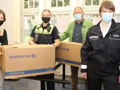 Die letzten Kartons gepackt: Kommissariatsleiterin Gerke St&uuml;ven (von rechts) sowie ihre Kolleginnen und Kollegen Detlev Buschenlange, Ronja Weser und Irmtraut Kastendiek haben die Geb&auml;ude an der Herrlichkeit endg&uuml;ltig verlassen.