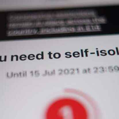 &laquo;Sie m&uuml;ssen in Quarant&auml;ne&raquo;, meldet die Corona-App an einem Handy. Ein Expertenrat der Bundesregierung ber&auml;t am Dienstag &uuml;ber eine Verk&uuml;rzung der Quarant&auml;ne.