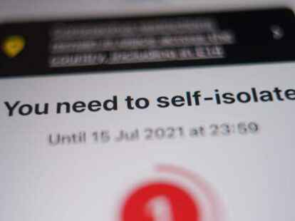 &laquo;Sie m&uuml;ssen in Quarant&auml;ne&raquo;, meldet die Corona-App an einem Handy. Ein Expertenrat der Bundesregierung ber&auml;t am Dienstag &uuml;ber eine Verk&uuml;rzung der Quarant&auml;ne.