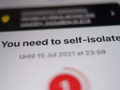 &laquo;Sie m&uuml;ssen in Quarant&auml;ne&raquo;, meldet die Corona-App an einem Handy. Ein Expertenrat der Bundesregierung ber&auml;t am Dienstag &uuml;ber eine Verk&uuml;rzung der Quarant&auml;ne.