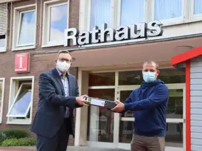 &Uuml;bergabe vor dem Bar&szlig;eler Rathaus: Dominik Laus (rechts) von der B&uuml;rgerinitiative &uuml;bergab im Mai 2021 die gesammelten Unterschriften an B&uuml;rgermeister Nils Anhuth.