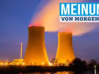 Dampf steigt aus den K&uuml;hlt&uuml;rmen des Atomkraftwerks Grohnde auf. Nach rund 36 Jahren ist das Kernkraftwerk am 31. Dezember 2021 endg&uuml;ltig vom Netz gegangen. Der Betreiber Preussenelektra rechnet damit, dass der anschlie&szlig;ende nukleare R&uuml;ckbau 10 bis 15 Jahre dauern wird.