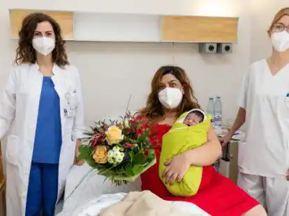 Ober&auml;rztin Anna Copei (links) und Hebamme Mira Stolle (rechts) gratulierten Mutter Hamide Hamid Rushidova zur Geburt ihres Sohnes Ozan Dzhengis Nedazhatinov.