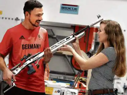 Spezialauflage f&uuml;rs Kleinkalibergewehr: Anthea Krug, Ingenieurin bei Broetje Automation, konstruierte f&uuml;r den Oldenburger Sportsch&uuml;tzen Tim Focken eine besondere Schiene.
