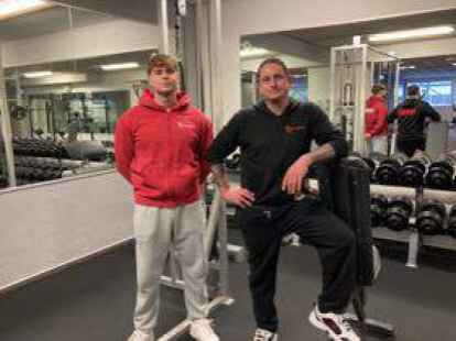 Geben Sportmuffeln Tipps, um motiviert zu bleiben: Danny Gierden (Life-Studio-Leiter, rechts) und Angestellter Jannik Meinersen.