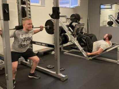 Sind motiviert ins neue Jahr gestartet: Max Drieling (links) und Jannik Eggert sind schon l&auml;nger Mitglieder im Life Studio in Ganderkesee.